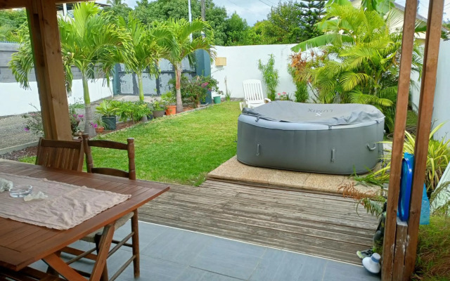 promo vacances ! jolie et spacieuse maison st pierre , JACUZZI, jardin,