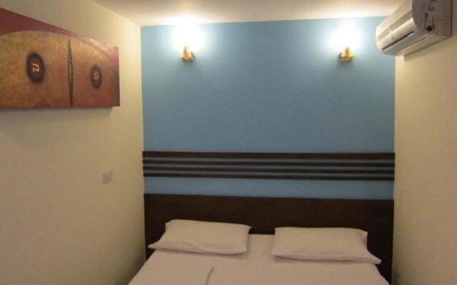 18 Coins Cafe & Hostel
