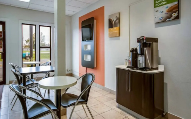 Motel 6 Albert Lea, MN