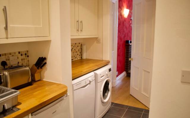 Bright 3 Bedroom Central Apartment