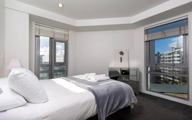 Stunning Three Bedroom Home Near Sky Tower