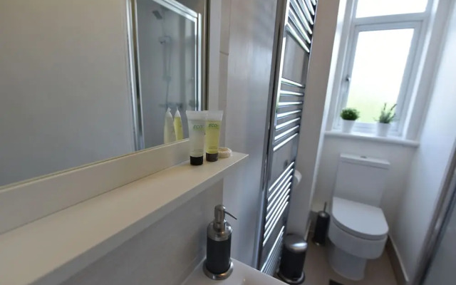 First - Meadowbank House Apartment