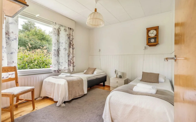 Spacious 3BR House - River View & Sauna