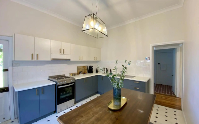 Roseland Cottage - Central Location – Kitchen – Orange