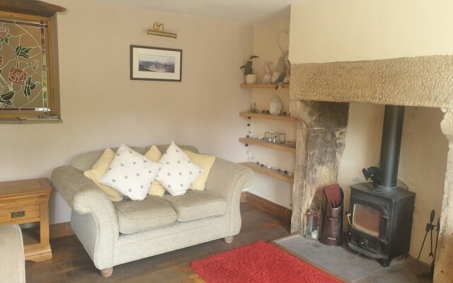 Beautiful 2-bed Cottage in Hurst Green