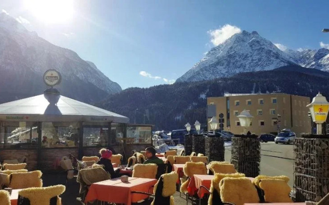 Bellaval Hotel & Restaurant