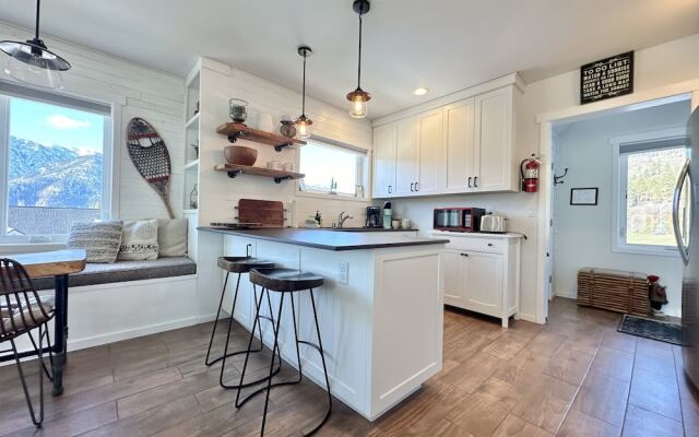 Berg Haus 1 Bedroom Home by NW Comfy Cabins by RedAwning