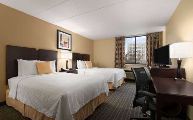 Days Hotel by Wyndham University Ave SE