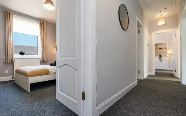 3 Bedroom Flat - Free Parking