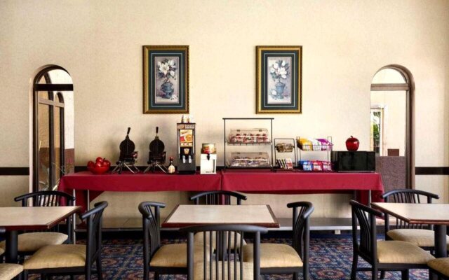 Cottonwood Suites Savannah Hotel & Conference Center