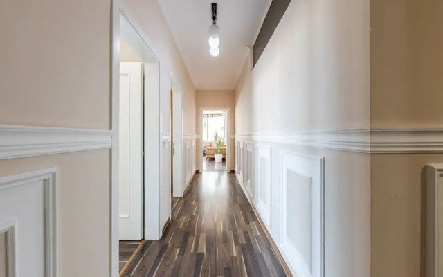 Spacious City-view Apartment Overlooking Shkod r