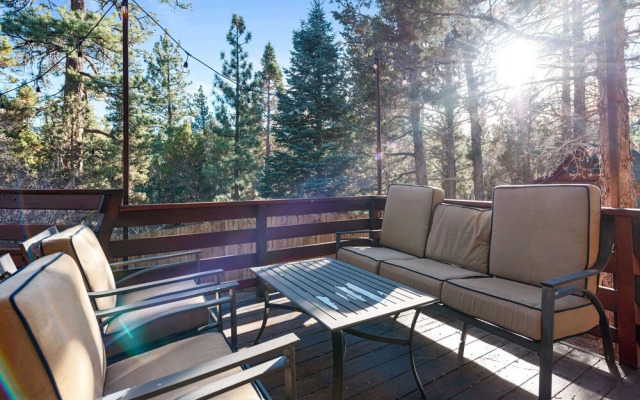 The Hideaway - Enchanting Custom Log-style Home Nestled High In The Pines! Great Room Features! 2 Bedroom Cabin