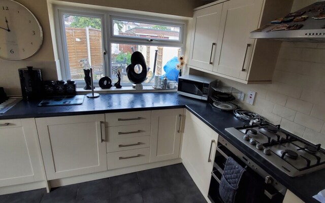 Stylish 3 bed house with Garden Free Parking