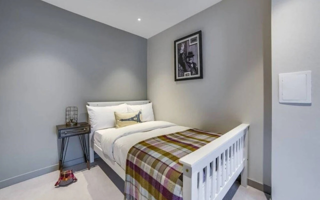 Modern 2bed W/balcony Sleeps 6 in Hackney