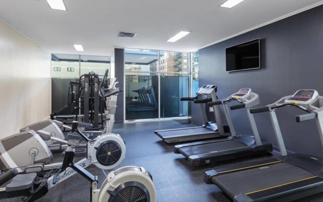 2BR Epic Views CBD 2 Cars Pool Wine Gym Netflix
