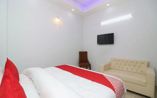 The Grand Palace by OYO Rooms