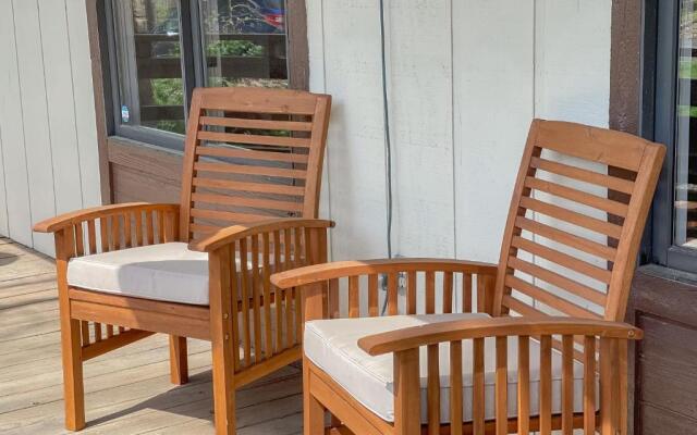 Charming Getaway near Tweety Bird Trail Backyard