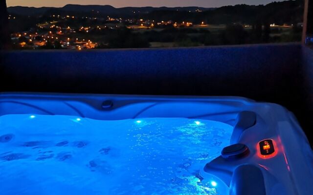 Viksa with Hot Tub