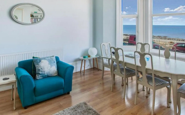 Seascape Retreat with Parking