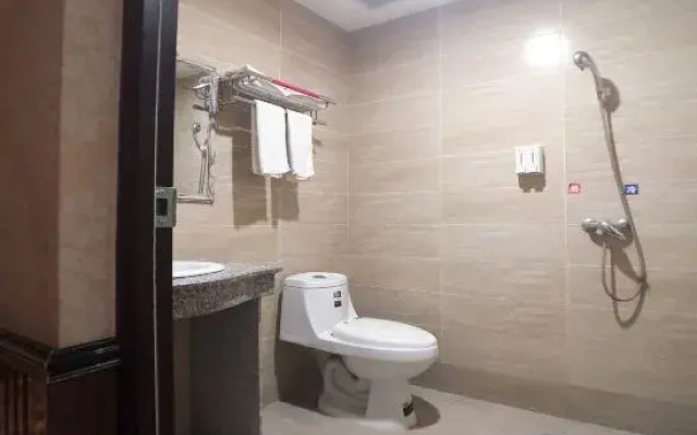 Chongqing Lushan Junwei Business Hotel