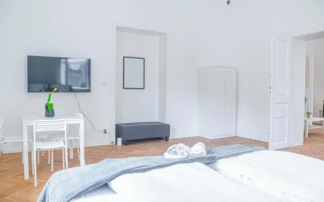 Stylish 2BR Apt Near AKH Easy Center