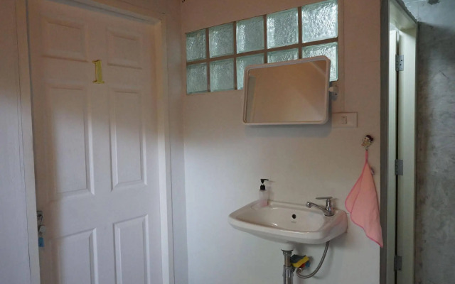 Baan Park Raak Backpacker Hostel