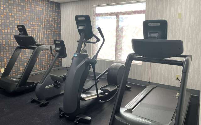 La Quinta Inn & Suites by Wyndham Tulsa Midtown Hotel