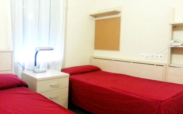 Residencia Universitaria Resa Giner de los Ríos - Hostel