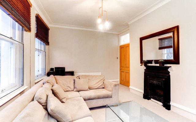 Fulham Large 1 bed Flat in Charming Building