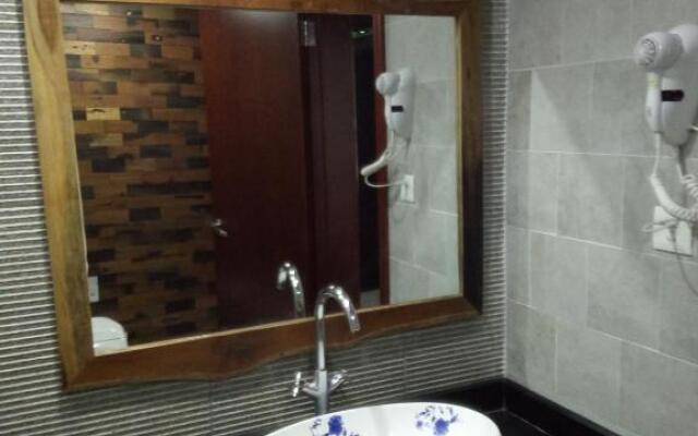 Lang Quan Holiday Hotel