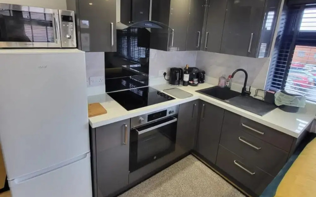 Town Centre Modern 1 Bed Self-contained Apartment