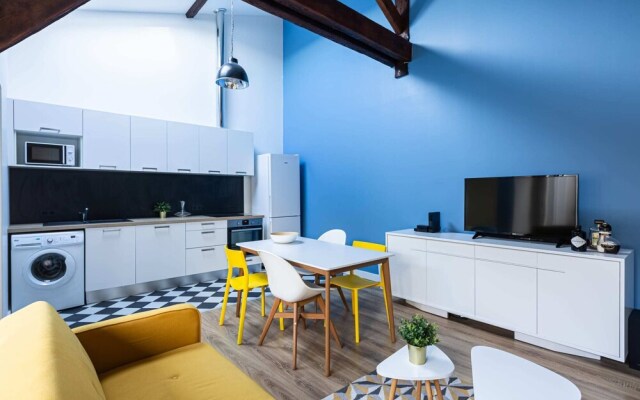 Bright 2BR Loft With a Quiet Patio