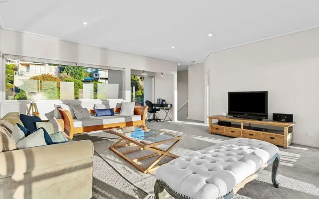 Clifftop Family Retreat With Views Pool