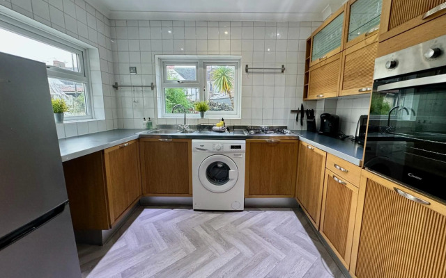 Large CityCentre Townhouse & Pool Table with Offroad Parking