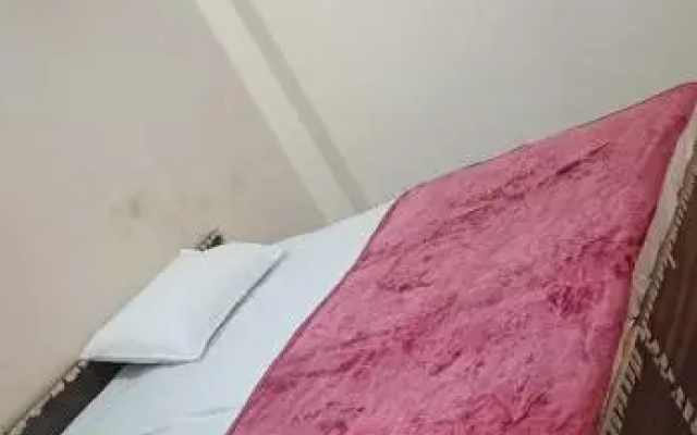 POP Royal Guest House Near GNIDA Office Metro Station