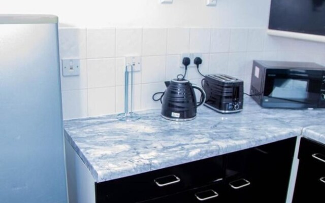Cozy Two Bedroom Apartment Located in Gravesend