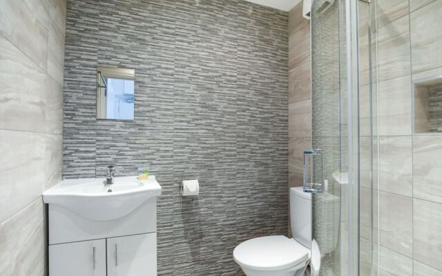 Modest Apartment in London Near Wimbledon Park