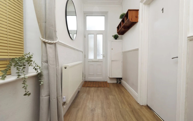 Cardiff Guesthouse & On-Street Parking