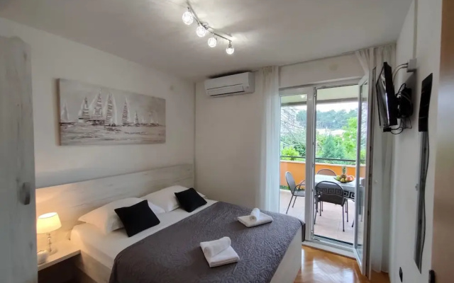 A4 Beachfront apt With big Terrace and sea View
