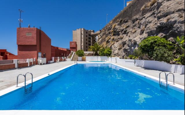 Beachfront triplex with swimming pool parking