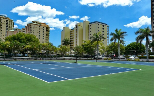 Charming Beachfront Condo With Pool, spa and Views