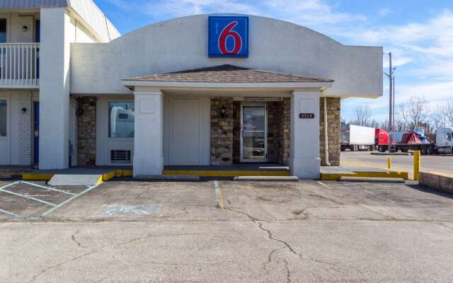 Motel 6 Indianapolis, IN - South