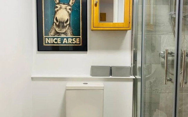 Luxury 2 bed Apartment Golden Triangle w Parking