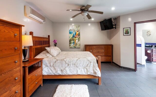 Elegant House 3-bed/2-bath With Large BBQ Patio