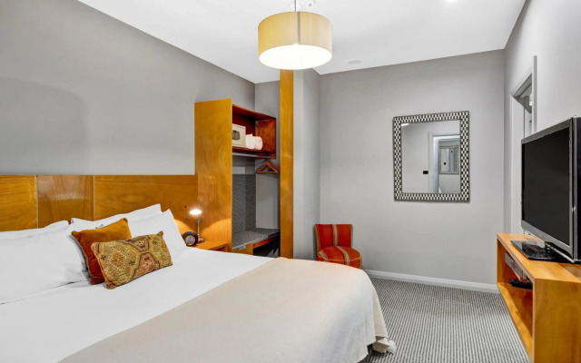 King and Queen Hotel Suites