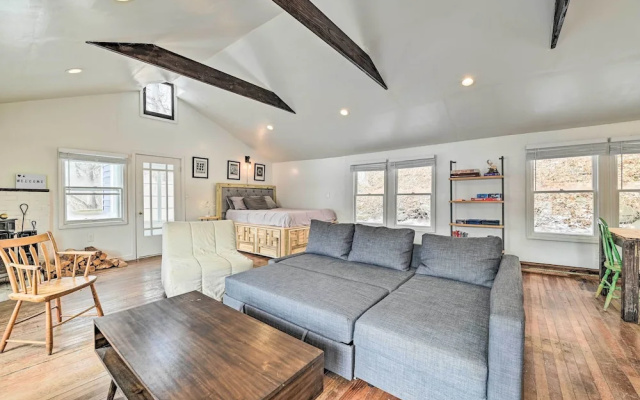 Chic Prattsville Studio w/ Private Hot Tub!
