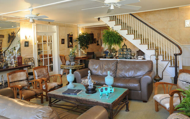 Village Latch Inn Hotel