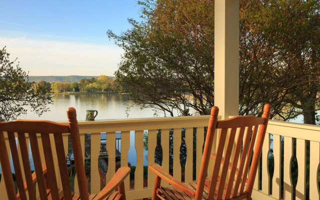 Lookout Point Lakeside Inn