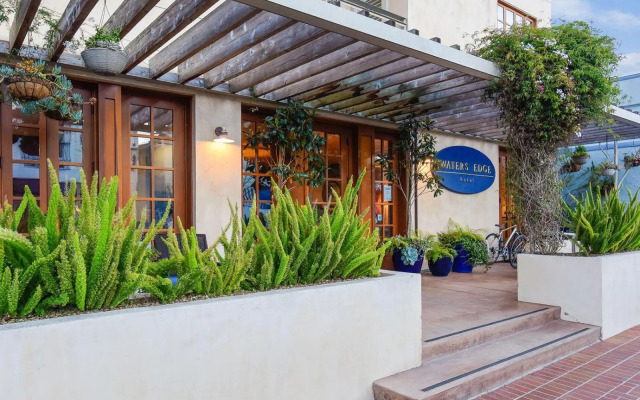 Waters Edge Hotel