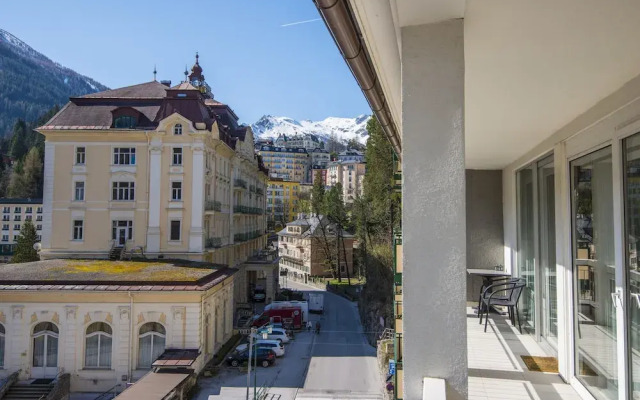 Spacious Apartment With Mountain View